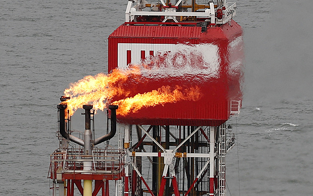 USA uvalily sankce na ruské ropné giganty Rosněfť a Lukoil. Protože Putin dál válčí