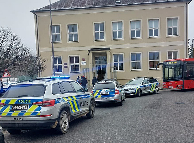 Třináctiletý žák mířil zbraní na učitelku. Soud mu nařídil ústavní výchovu