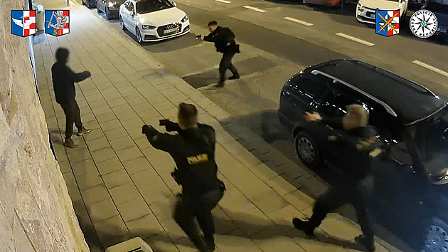 Cizinec se potuloval noční Olomoucí s nožem, pak s ním zaútočil na policisty