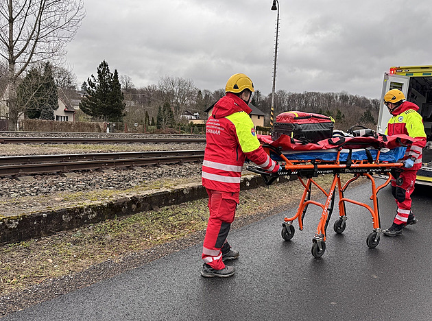 V Černošicích srazil vlak člověka, hlavní trať od Plzně do Prahy stojí