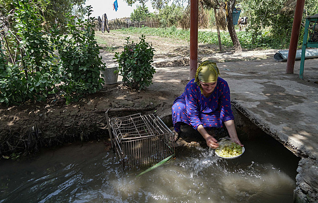 Mytí jídla v husích výkalech. Vody je v Tádžikistánu habaděj, akorát ne pitné