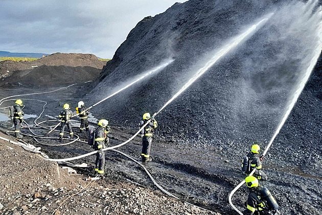 Na skládce u Litvínova opět vypukl požár, zasahovalo u něj 16 jednotek hasičů