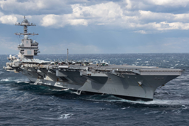 Trump chce nařídit letadlovým lodím návrat k parním katapultům. Už podruhé