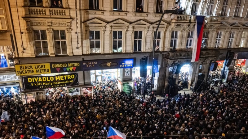 ON-LINE: Národní třídu rozezněla tradiční Modlitba pro Martu. Poprvé ji zazpíval muž