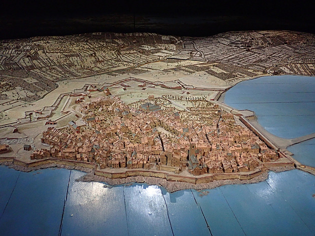 Muzeum, kde se plánovaly války. S Francií na dlani si tu pohrávala řada králů