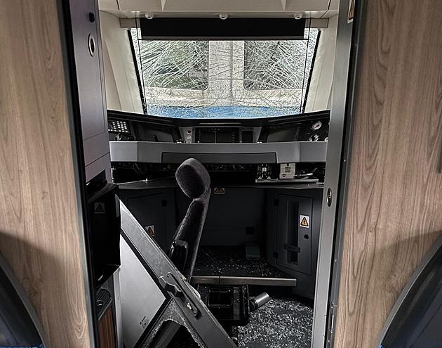 Uvnitř vlaku po čelní srážce. Hasiči ukázali záběry ze zásahu v RegioPanteru