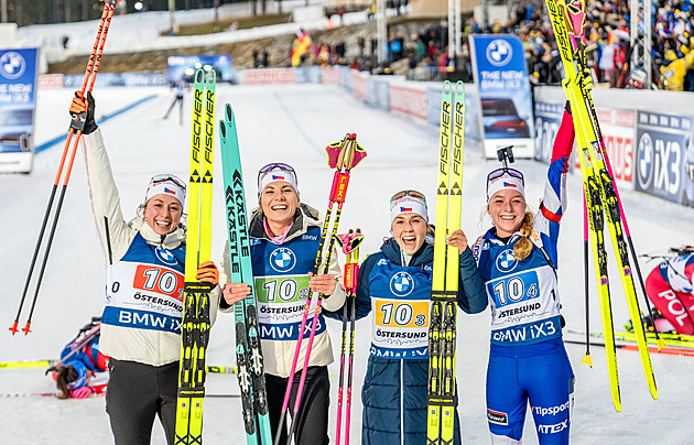 Parádní úvod olympijské sezony! České biatlonistky slaví ve štafetě třetí místo