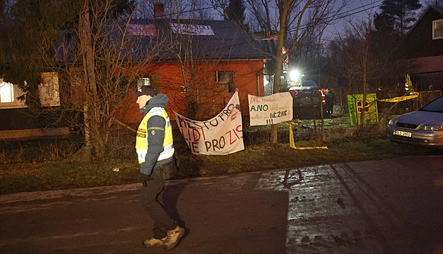 Dům v Bedřišce bourají, aktivisté na něm nebyli. Arogance moci, reagují místní