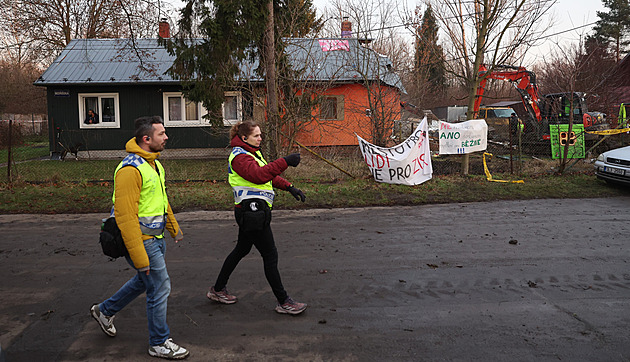 V Bedřišce padl poslední dům, aktivisté zrovna byli pryč. Arogance moci, zlobí se místní