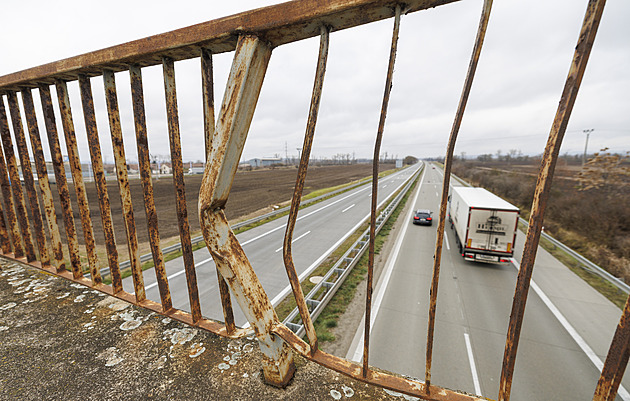 Most přes dálnici rozežírá rez. Opravu oddaluje spor o určení vlastníka