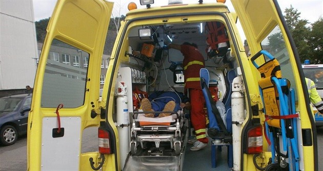 Senior nedal přednost náklaďáku při odbočování, v nemocnici zemřel