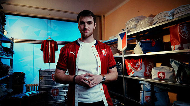 Z nevyužitých bannerů unikátní doplňky. Novou kolekci šijí lidé s hendikepem