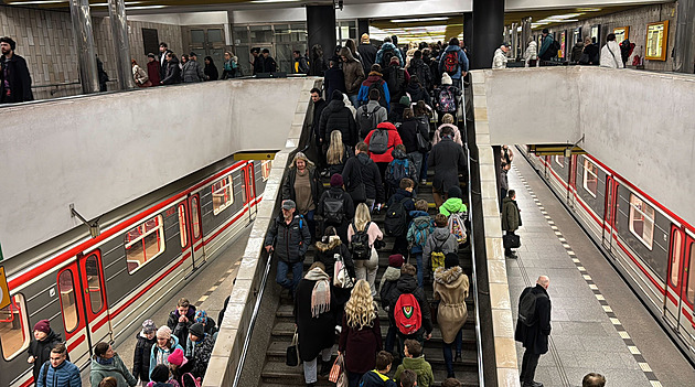 Mezi Florencí a Smíchovským nádražím stojí metro, jezdí náhradní doprava