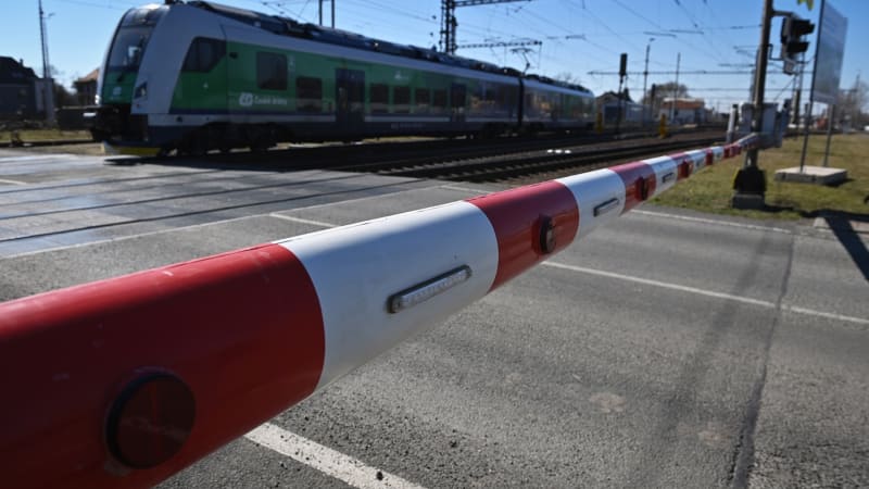 Srážka vlaku s náklaďákem na Jičínsku: Několik lidí utrpělo zranění, provoz stojí