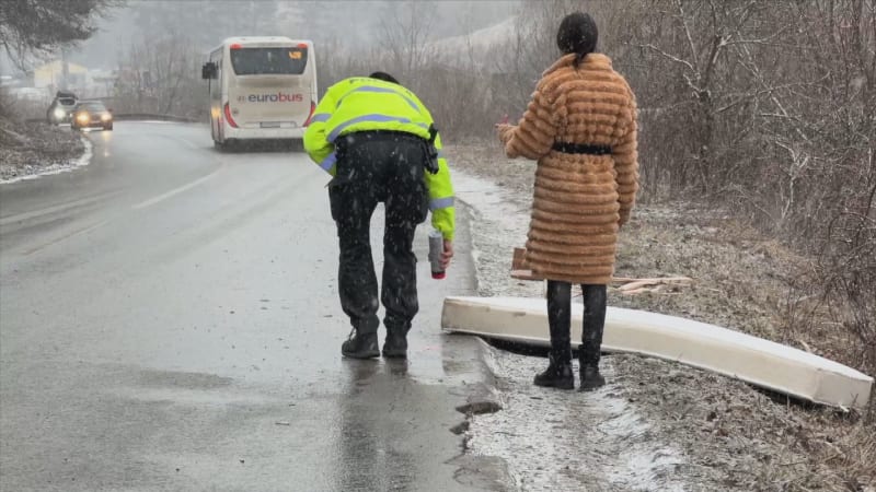 Opilý nesl postel po silnici a srazil ho autobus. Následně začal Slovák na vozidlo útočit