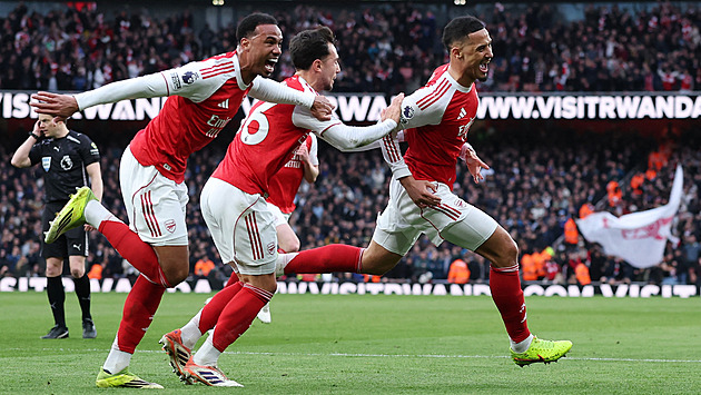 Arsenal zvládl šlágr s Chelsea, rozhodli obránci. United otáčeli, Tottenham padl