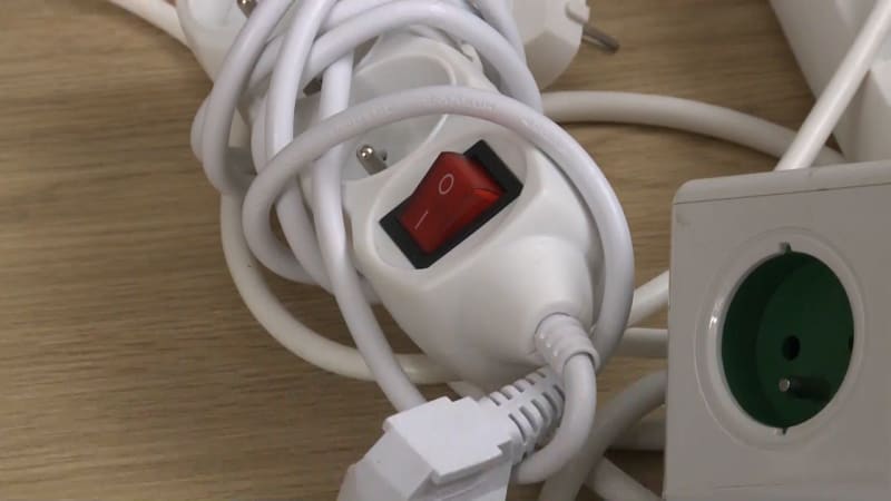 Prodlužka jako riziko? Při přetížení může způsobit požár. Expert radí, jak se mu vyhnout