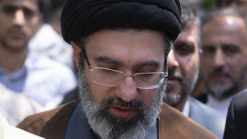 Nový íránský vůdce Modžtabá Chameneí leží v kómatu a přišel o nohu, tvrdí média