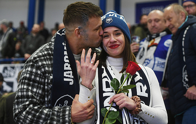 Romantika při utkání se Spartou. Fanoušek Kladna poklekl a požádal milou o ruku