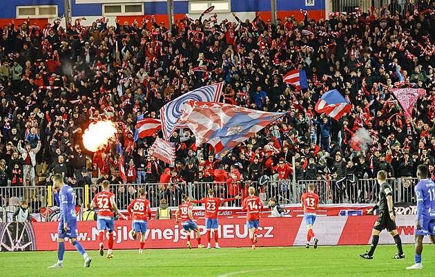 Zbrojovka zvládla derby, rozhodla v závěru. Breite viděl před pauzou červenou