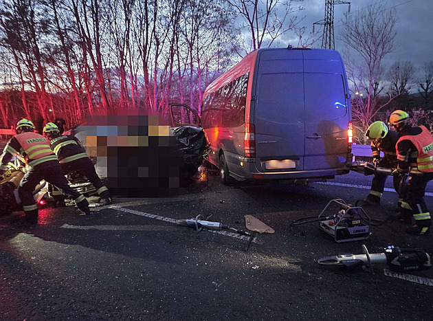 Cestou k tragické nehodě bourala sanitka, mezi deseti zraněnými byly i děti