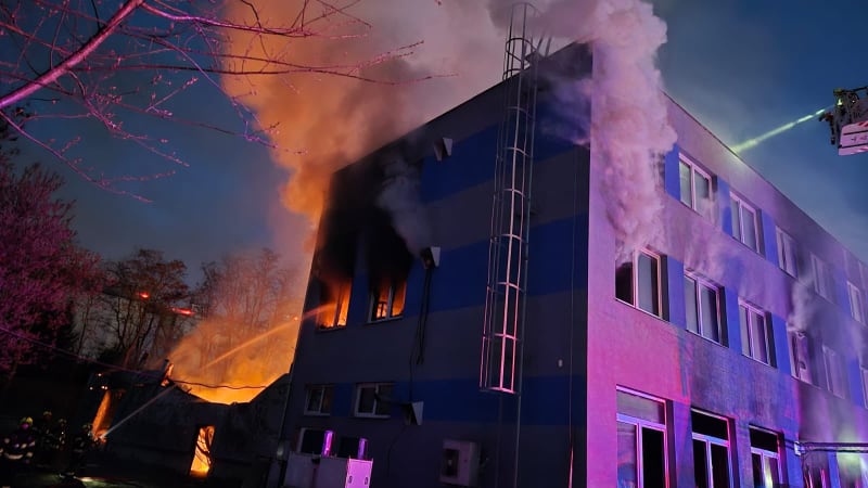 Izraelský zbrojní gigant v plamenech. Požáru v Pardubicích si všímá i arabský svět