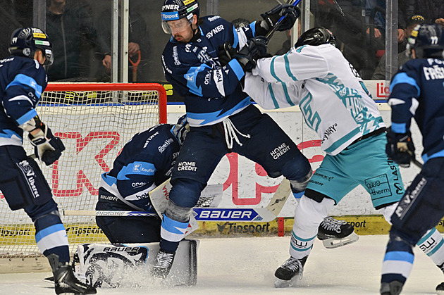 Třinec získal proti Hradci mečbol, Liberec uspěl ve Varech i podruhé a vyrovnal sérii