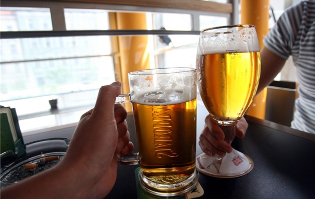 Návštěva se zvrtla. Muž si z baru přivedl domů mladíka, ten ho zbil a okradl