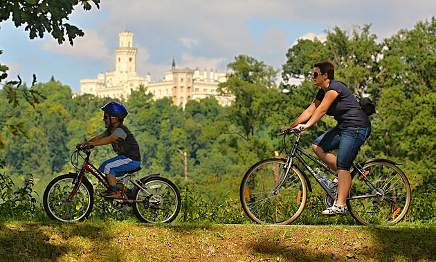 Velký test dětských přileb: Helma z Lidlu za 400 korun porazila luxusní konkurenci
