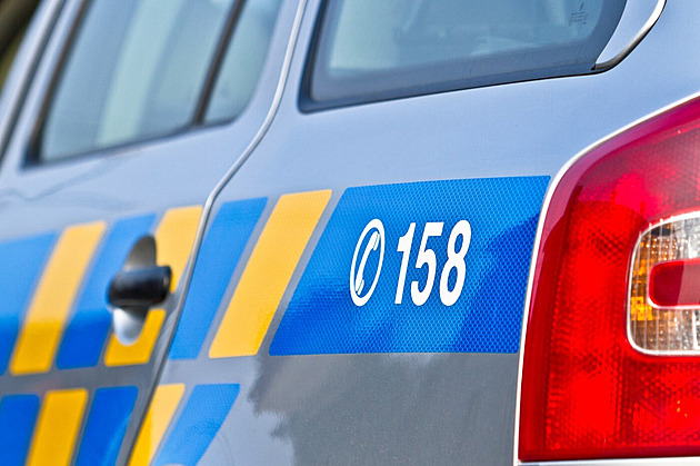 Tragická nehoda u Prahy. Muž vylezl z auta a srazil ho kamion