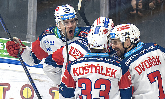 ONLINE: Pardubice vedou na Spartě, Třinec uspěl ve Varech a je výhru od finále