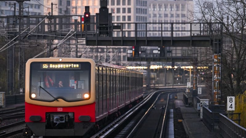 Napadení hrdiny v berlínském vlaku: Zastal se obtěžovaných žen, tlupa ho brutálně zbila