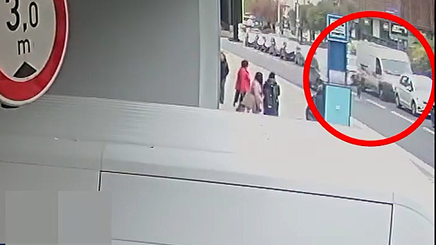 Žena si chtěla zkrátit cestu přes čtyřproudovou silnici. Smetlo ji auto