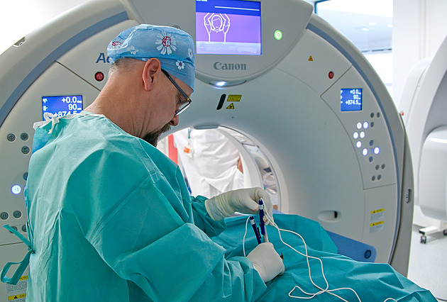 Unikátní zákrok v Brně. Elektrody „odemkly dveře“ do nádorových buněk v páteři