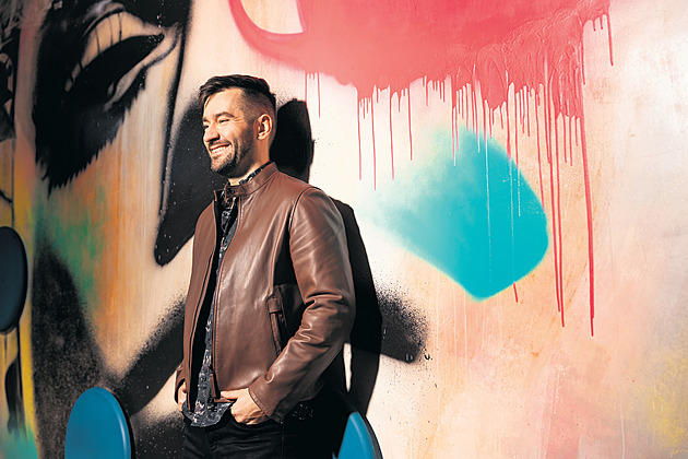 Ať už je pátek! V novém klipu Marka Ztraceného pobaví i Petr Čtvrtníček