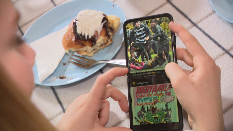 Mobil jako digitální dudlík. Děti se ho nevzdají ani u jídla, může to mít vážný důsledek