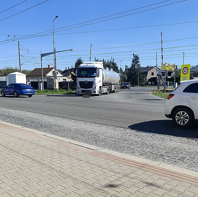 Hazard na přejezdu. Kamion uvázl mezi závorami, svědek incident vyfotil