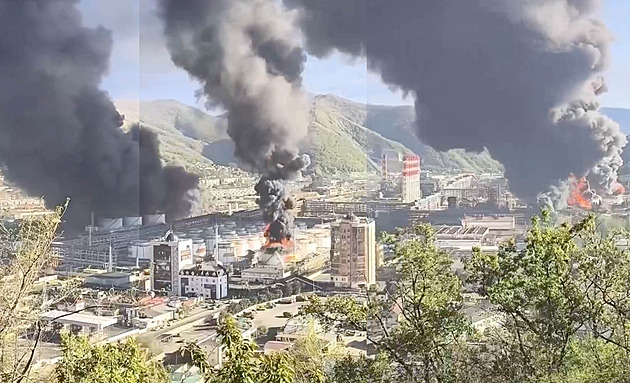 Ukrajinci neustávají v ničení Tuapse. Části města evakuují, pláže pokryla ropa