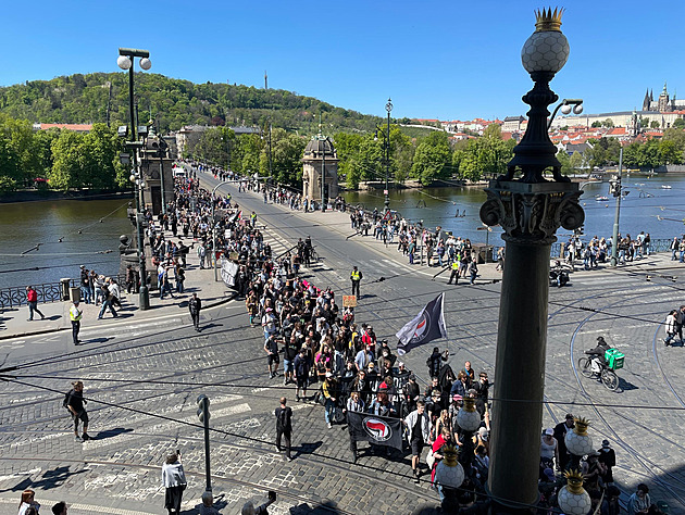 ONLINE: Komunisty i Paroubka vítala Internacionála. Prahou jdou antifašisté