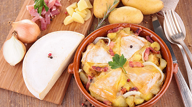 Zapomeňte na francouzské brambory z jídelny: Dejte si tartiflette se sýrem a vínem