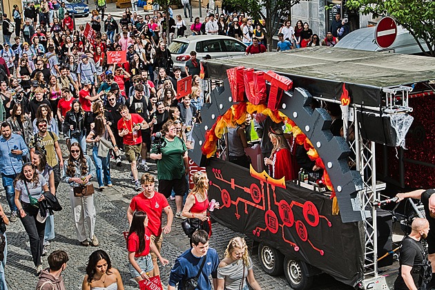 Majálesový průvod zaplnil Brno, tisíce studentů vyrazily s alegorickými vozy