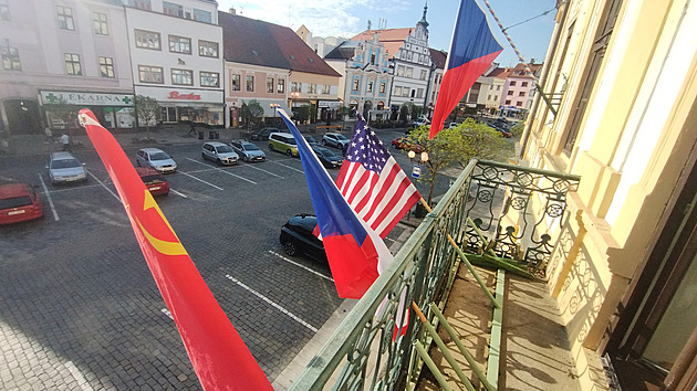 Radnice musela sundat sovětskou vlajku, tak stáhla i tu americkou