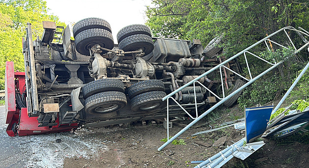 Na Strakonické se po nehodě autojeřábu už jezdí, odklízení trvalo hodiny
