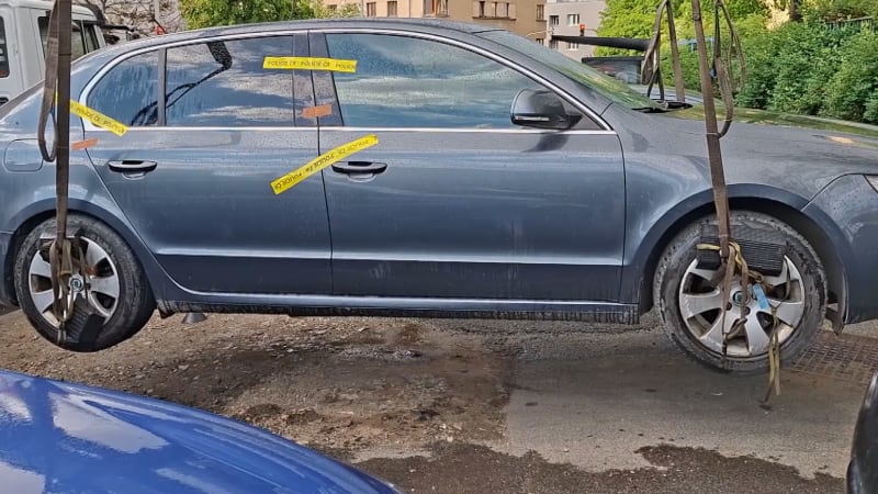 Brutální znásilnění v Praze: Muž měl dívku zneužít u hřbitova, vydával se za taxikáře