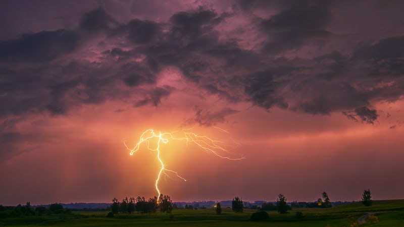 Bouřky se ženou od Německa: MAPA ukazuje první údery blesků, meteorologové zpřesnili předpověď