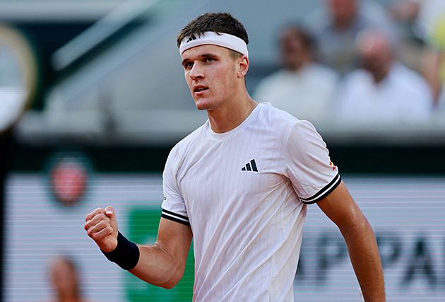 Roland Garros ONLINE: Menšík zvládl tiebreak a v osmifinále získává i druhý set