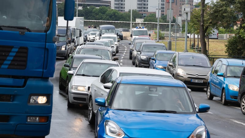 Letní dopravní peklo začalo v Praze už teď. Nejhorší uzavírky přitom řidiče teprve čekají