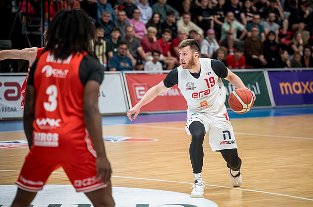Nymburk se oklepal a jasně porazil Pardubice. Ve finále má mečbol