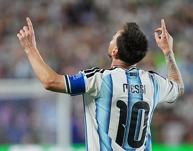 Argentina - Alžírsko 3:0, Jubileum ozdobené hattrickem, Messi na úvod řádil