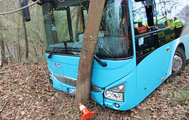 Opilý řidič autobusu havaroval i s cestující. Teď se zodpovídá soudu, hrozí mu tři roky